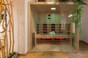 Habitación acristalada con cama en una habitación en Haven Spa Luxury Loft - Como City Centre, en Como