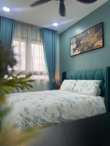 1 dormitorio con 1 cama y una pintura en la pared en CT View Homestay by Ifaizal, Presint 15 Putrajaya, en Putrajaya