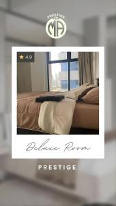 una foto de una cama con una foto de un dormitorio en Heart of Abu Dhabi - Nice Affordable Master Room en Abu Dabi