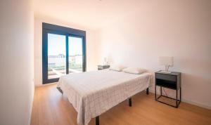 Una habitación blanca con una cama y una ventana en TarracoHomes - TH130 Golf y Relax Tarragona Costa Dorada, en Catllar 50 fotos más