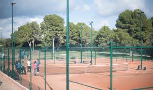 Un grupo de personas de pie en una cancha de tenis en TarracoHomes - TH130 Golf y Relax Tarragona Costa Dorada, en Catllar