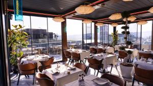 A restaurant or other place to eat at Hotel De Reve Galata-Special Class