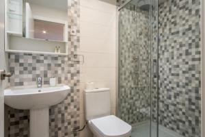 a bathroom with a toilet and a sink and a shower at Modern- 1 Bd 1,5 Bth- Delicias Atocha in Madrid