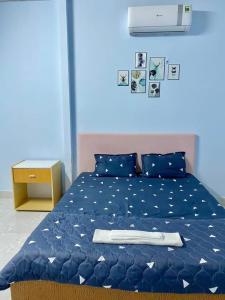 una camera con letto e piumone blu di Nhà Nghỉ Đoàn Gia a Dồng Xoài