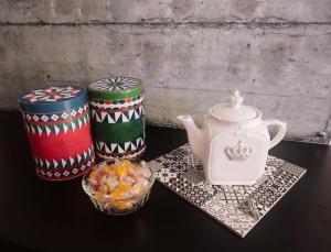 Bagnera51 في روما: طاولة مع وعاء الشاي وصحن من الحلوى
