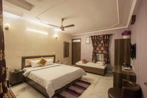 Postel nebo postele na pokoji v ubytování Hotel Sunrise View - Noida Sector 104