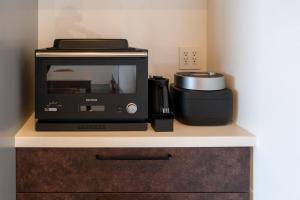 a microwave and a toaster oven sitting on a counter at ヴィラミクリ角島 in Takibe