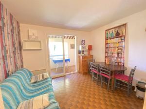 een woonkamer met een tafel en een eetkamer bij Studio Saint-Cyr-sur-Mer, 1 pièce, 4 personnes - FR-1-770-5 in Saint-Cyr-sur-Mer