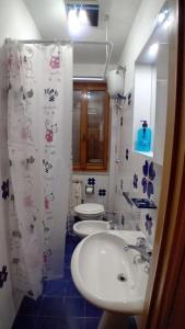 a bathroom with two sinks and two toilets at Il Pianello in Poppi