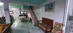 soggiorno con scala e soggiorno di Casa a 300 metros da Praia da Pinheira ,3 km da Guarda do Embaú Sc a Palhoça