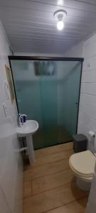 un bagno con lavandino e WC di Casa a 300 metros da Praia da Pinheira ,3 km da Guarda do Embaú Sc a Palhoça Altre 18 foto