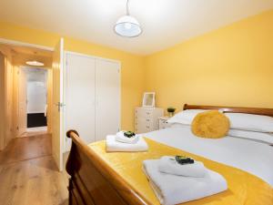 1 dormitorio con 1 cama con 2 toallas en Pass the Keys Stylish Flat with Free Parking en Reading