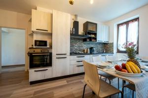 kuchnia ze stołem, na którym stoi miska z owocami w obiekcie VILLA LAGO foreground - Pet friendly stay- garden-parking-Lake view- Bike friendly holiday house w mieście Colico