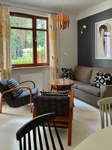 - un salon avec un canapé et une table dans l'établissement Apartament Relax Neptun Park, à Gdańsk