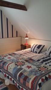 A bed or beds in a room at Aplagårdens vingård