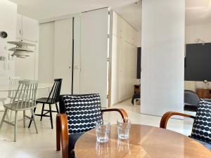 - une salle à manger avec une table et des chaises dans l'établissement Apartament Relax Neptun Park, à Gdańsk