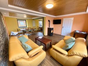 ein Wohnzimmer mit 2 Sofas und einem Tisch in der Unterkunft Revival Ranch Ferienhaus in Büllingen