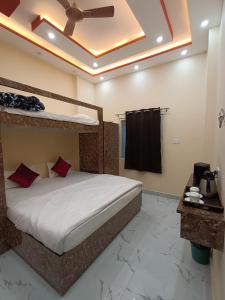 een slaapkamer met 2 stapelbedden en een plafond bij Kashi Vandanam Homestay in Varanasi