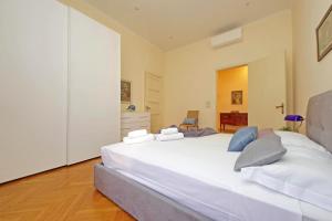 1 dormitorio blanco grande con 1 cama blanca grande en Spacious Parioli Apartment en Roma