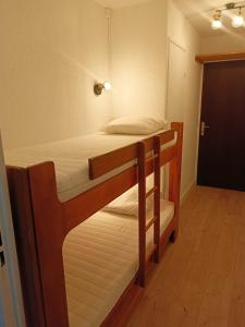 para łóżek piętrowych w małym pokoju w obiekcie Appartement 4 personnes en résidence w mieście Esquièze - Sère