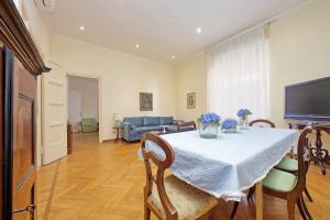 un comedor con una mesa con flores azules. en Spacious Parioli Apartment en Roma