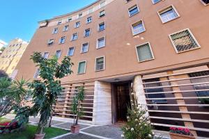 un edificio marrón con una puerta delante en Spacious Parioli Apartment en Roma