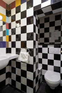 a bathroom with a black and white checkered wall at Walled off Hotel Paris in Paris