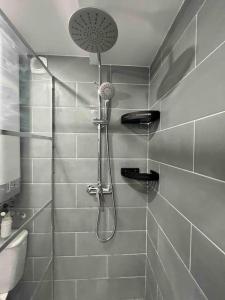 eine Dusche mit Duschkopf im Bad in der Unterkunft P2- Appart 10min PARIS Parc EXPO - 1 chambre in Châtillon