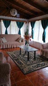 sala de estar con mesa y sofá en Casa Luka, en Turrialba