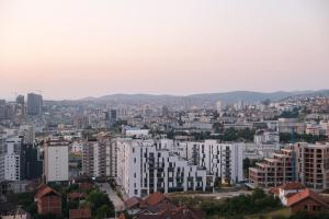 Nespecifikovaný výhled na destinaci Priština nebo výhled na město při pohledu z aparthotelu + 37 fotografií