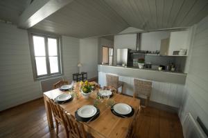 - une salle à manger avec une table et des chaises en bois dans l'établissement Villa Green Oaks, à Rivedoux-Plage