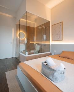 1 dormitorio con 1 cama con espejo grande en ETERN Apart Hotel, en Pristina