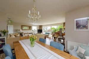 comedor y sala de estar con mesa y sillas en The Chestnuts en Glastonbury