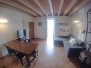 a living room with a couch and a table at White Garden - Apartment with access to the Lake in Lierna