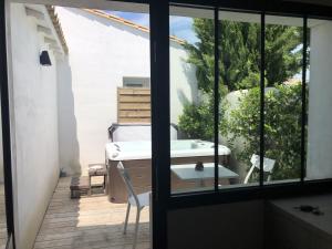 a room with a balcony with a sink and a window at Villa Rose in Rivedoux-Plage