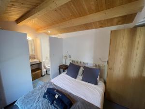 a bedroom with a bed and a wooden ceiling at Villa Rose in Rivedoux-Plage