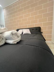 Un pat sau paturi într-o cameră la MADA's APARTMENT DELUXE