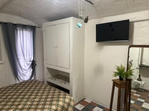 ein Schlafzimmer mit einem Bett und einem TV an der Wand in der Unterkunft K.room2 