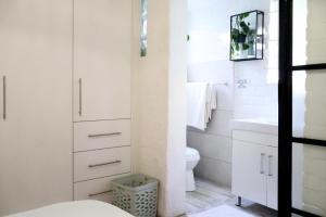 een badkamer met toilet en wastafel bij Courtyard Studio lights and wi fi during load shedding in Stellenbosch +26 foto's