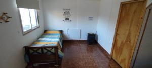 a small room with a bed and a window at Nuestra Cabañañá in Uspallata