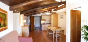 cocina y comedor con mesa y sillas en Residence Terre Gialle [La Val D'Orcia Nascosta], en Castel del Piano