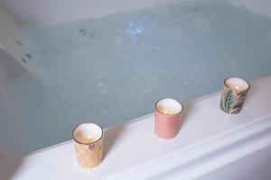 um grupo de quatro velas sentado numa banheira em Chablis Spa 1er Cru Balnéo em Chablis