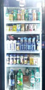 un réfrigérateur rempli de nourriture et de boissons. dans l'établissement Near Airport AC Double Room at a Budget Inn, à Mumbai