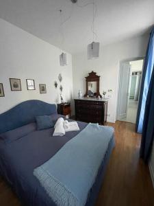 1 dormitorio con 1 cama azul y vestidor en La casa di Beatrice e Francesca en Turín