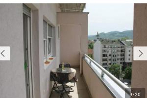 einen Balkon mit einem Tisch und Stadtblick in der Unterkunft Andrea in Banja Luka