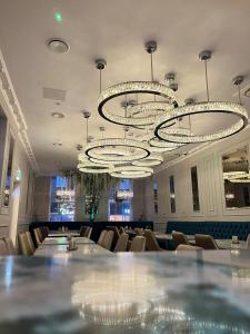 una sala conferenze con un lungo tavolo e lampadari a braccio di Philharmonic Hotel a Liverpool