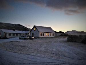 una casa en medio de un campo al atardecer en Grand Guesthouse Gardakot, en Gardakot