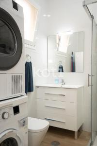 ein Badezimmer mit einem WC und einer Waschmaschine in der Unterkunft Koti Rentals - Casita Plaza España in Fuengirola