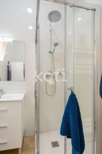 y baño con ducha y puerta de cristal. en Koti Rentals - Casita Plaza España en Fuengirola