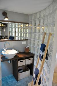 W łazience znajduje się umywalka, blat i lustro. w obiekcie Case Canne a sucre w mieście Saint Barthelemy